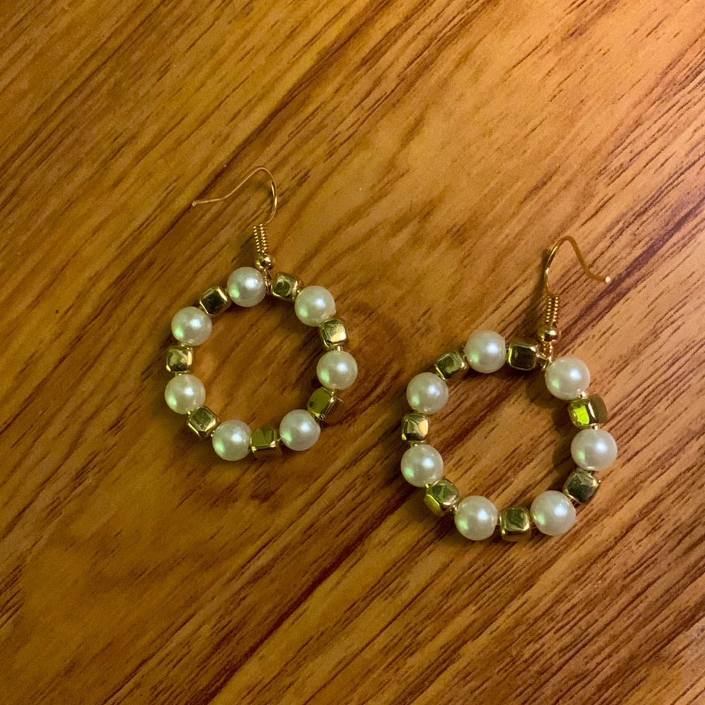 Elegant, minimalist, Hooped Gold and pearl colored earrings.